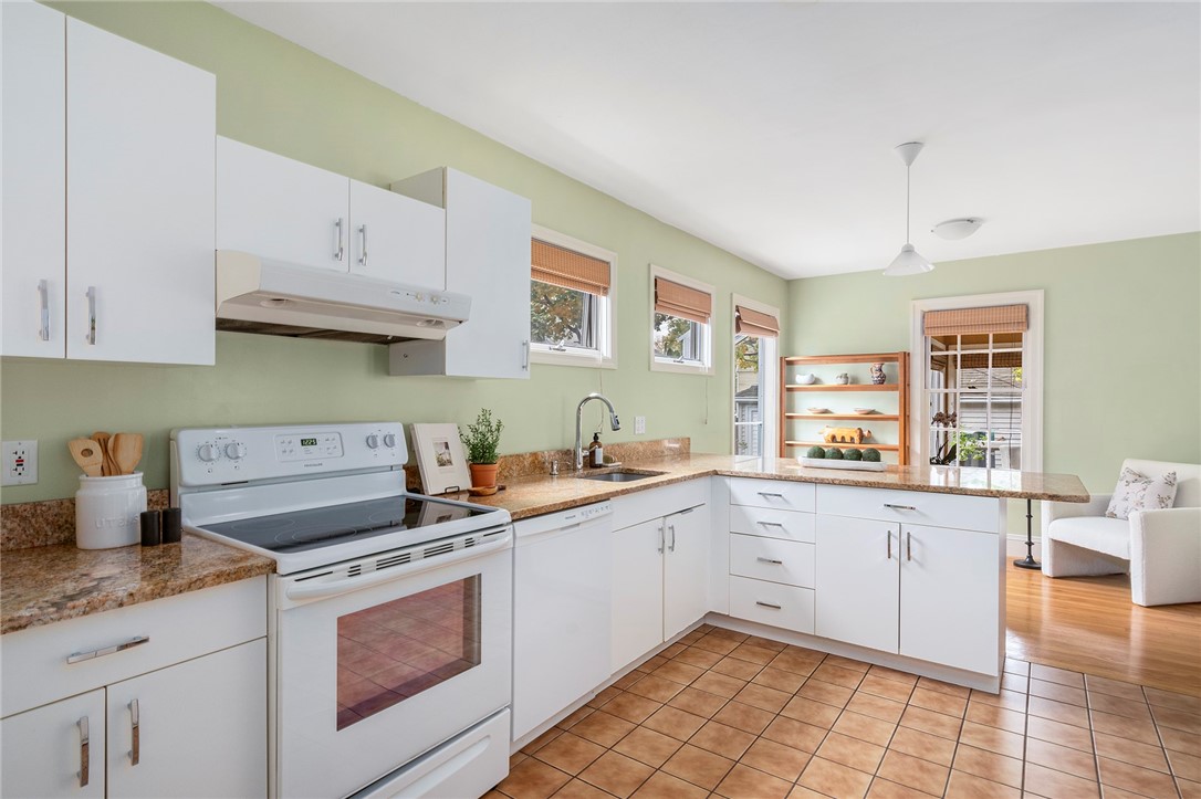 27 Overhill Road Providence, RI 02906 - Photo 12 of 35