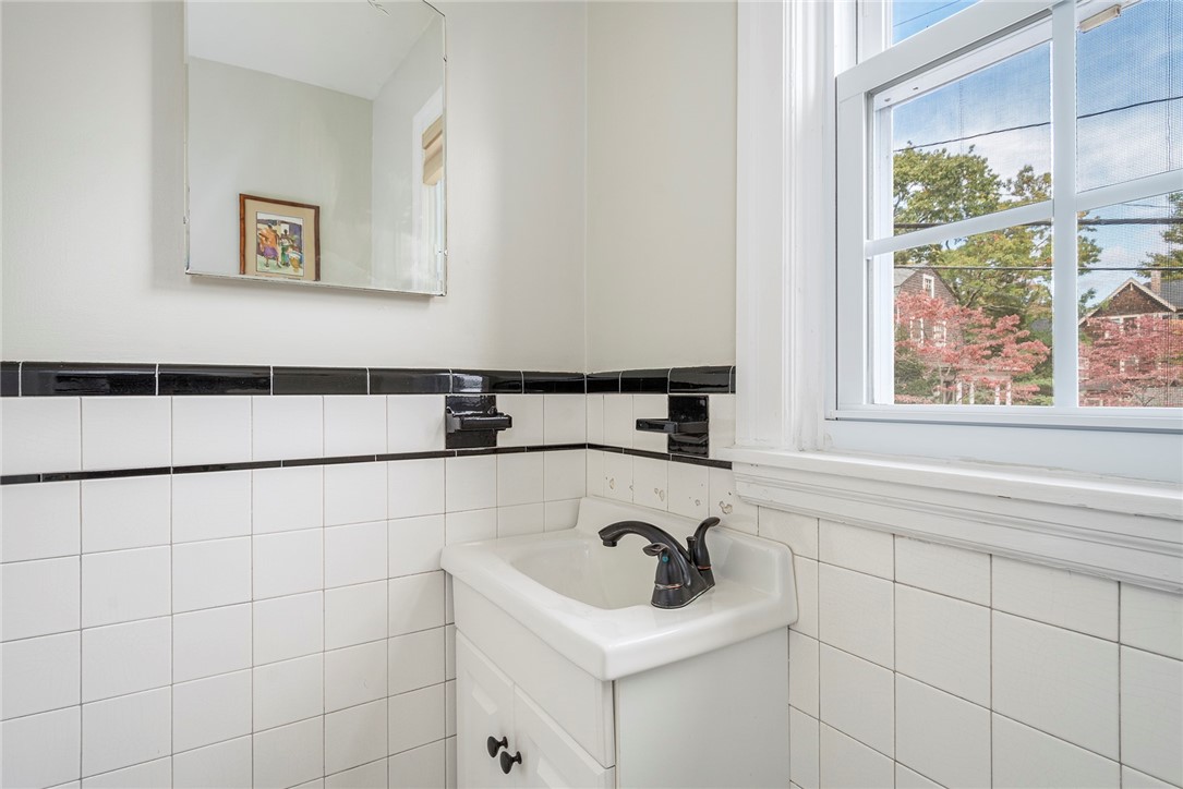 27 Overhill Road Providence, RI 02906 - Photo 18 of 35