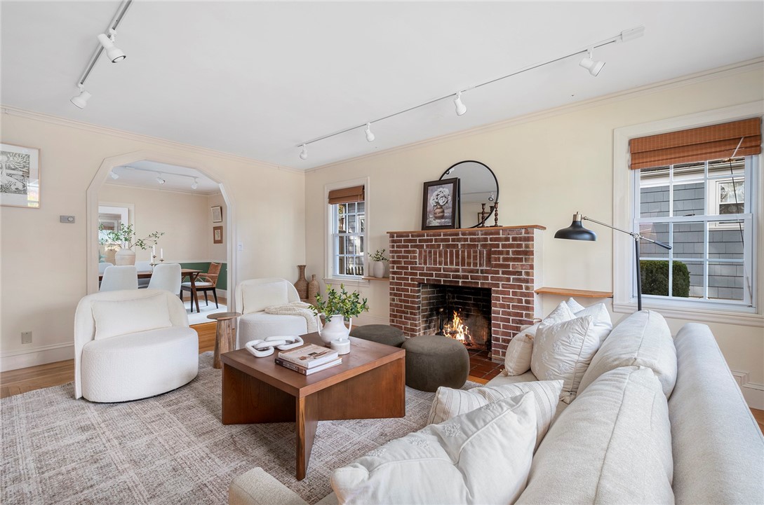 27 Overhill Road Providence, RI 02906 - Photo 4 of 35