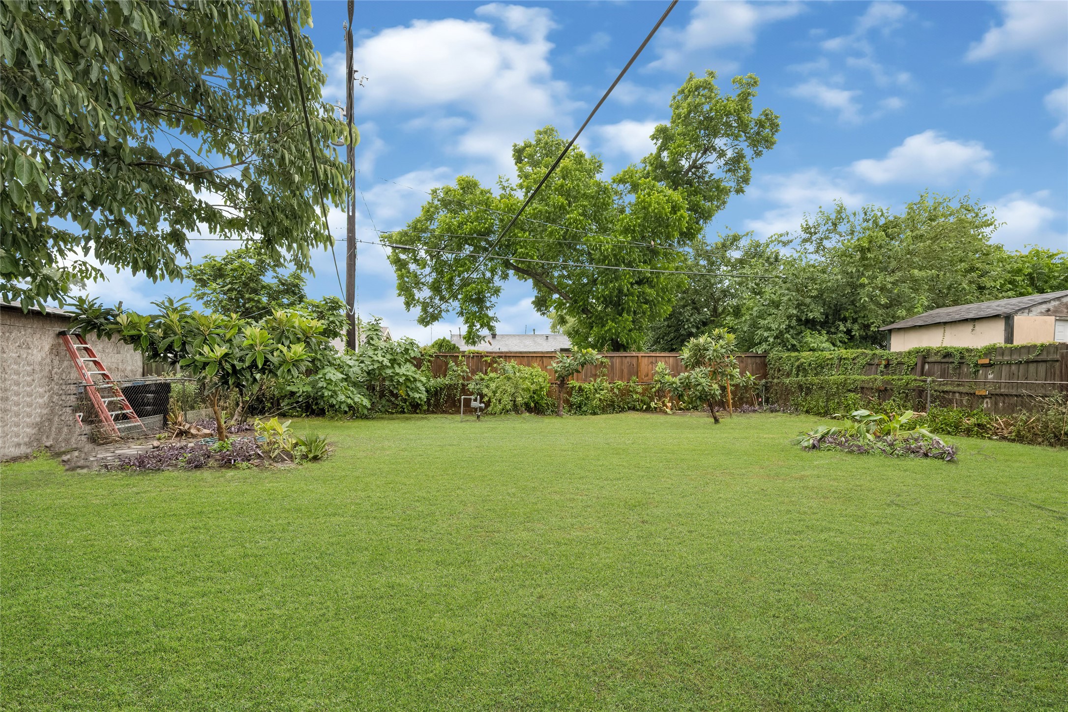 5009 Bataan Road Houston, TX 77033 - Photo 4 of 24