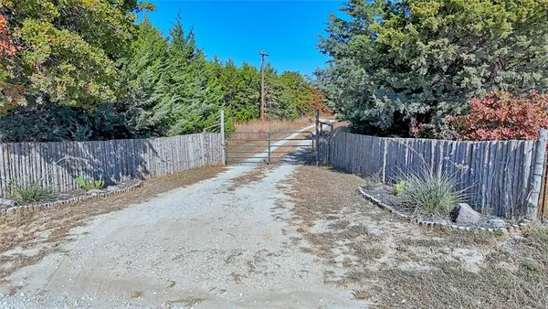 a view of a backyard with green space