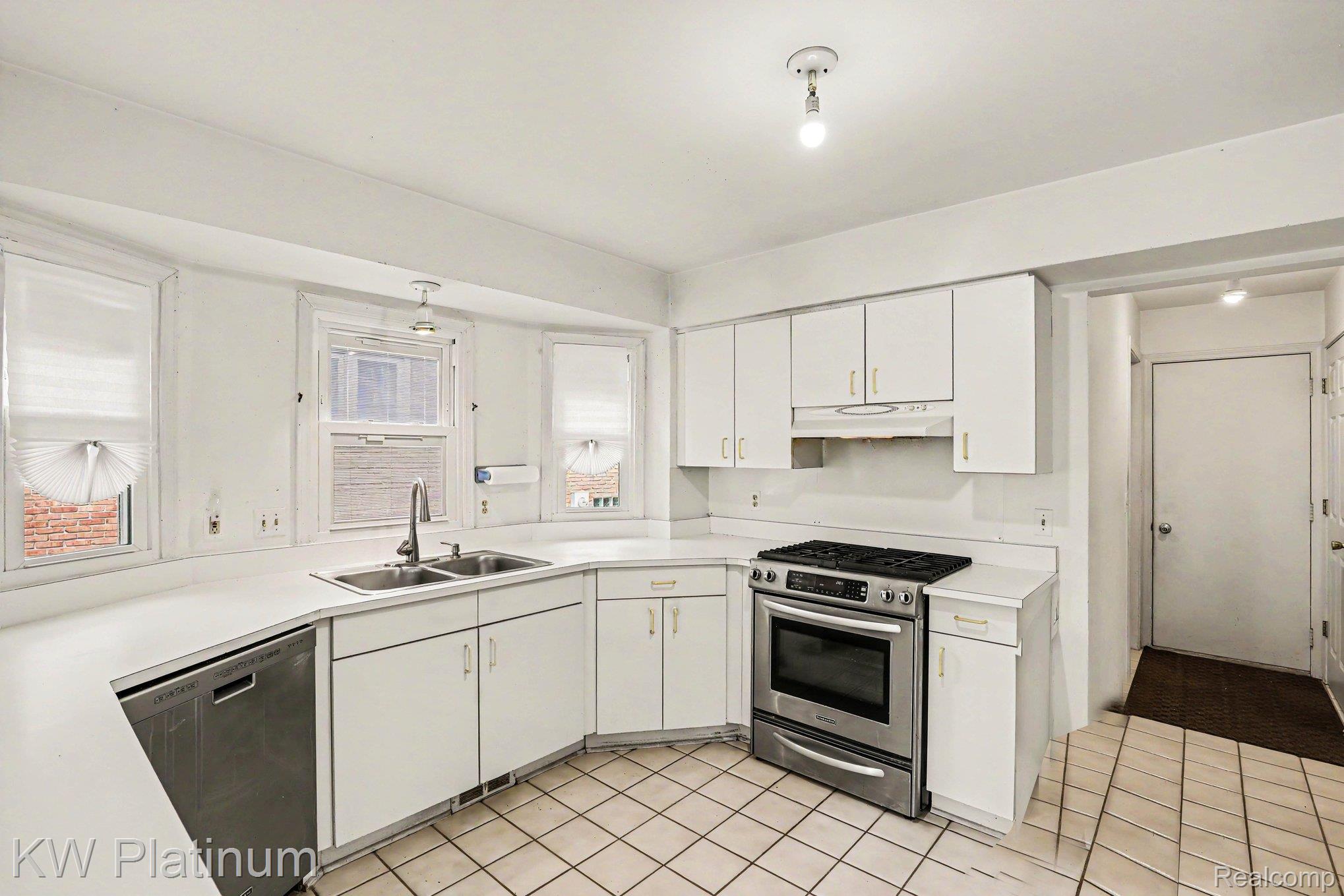 1614 Crestline Lane Rochester, MI 48307 - Photo 6 of 31 008_file_1906.jpg