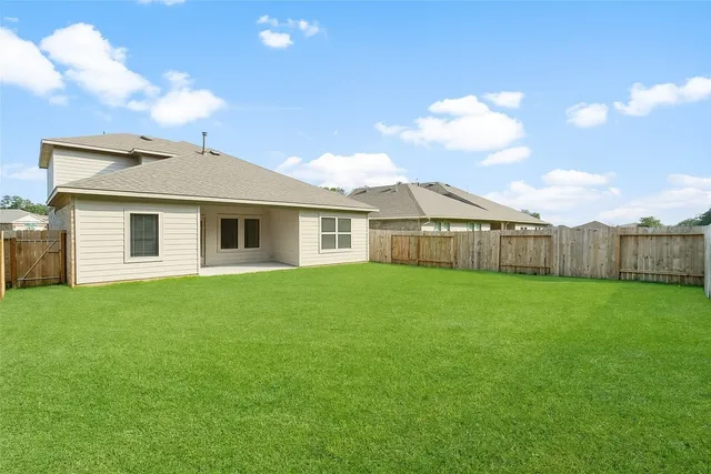 a view of a house with backyard and garden