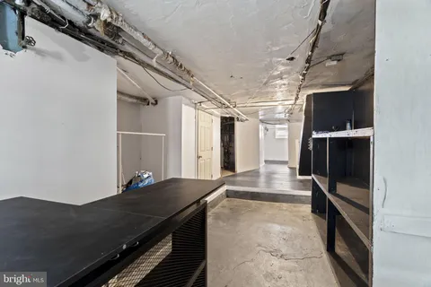 a view of entryway and kitchen