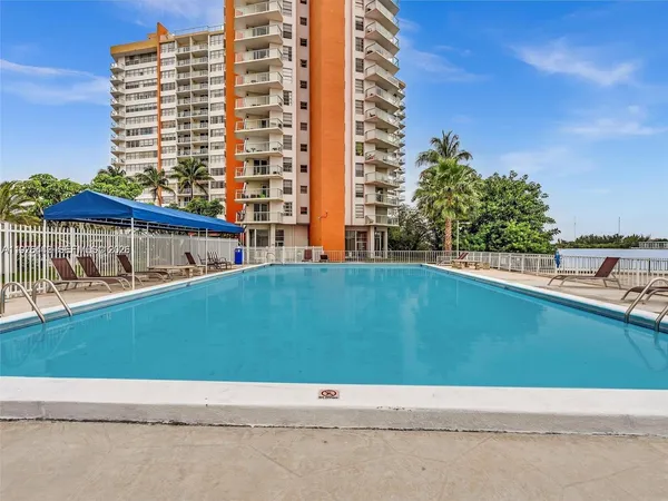 $1,750 | 1301 Northeast Miami Gardens Drive, Unit 701W, Miami, FL 33179