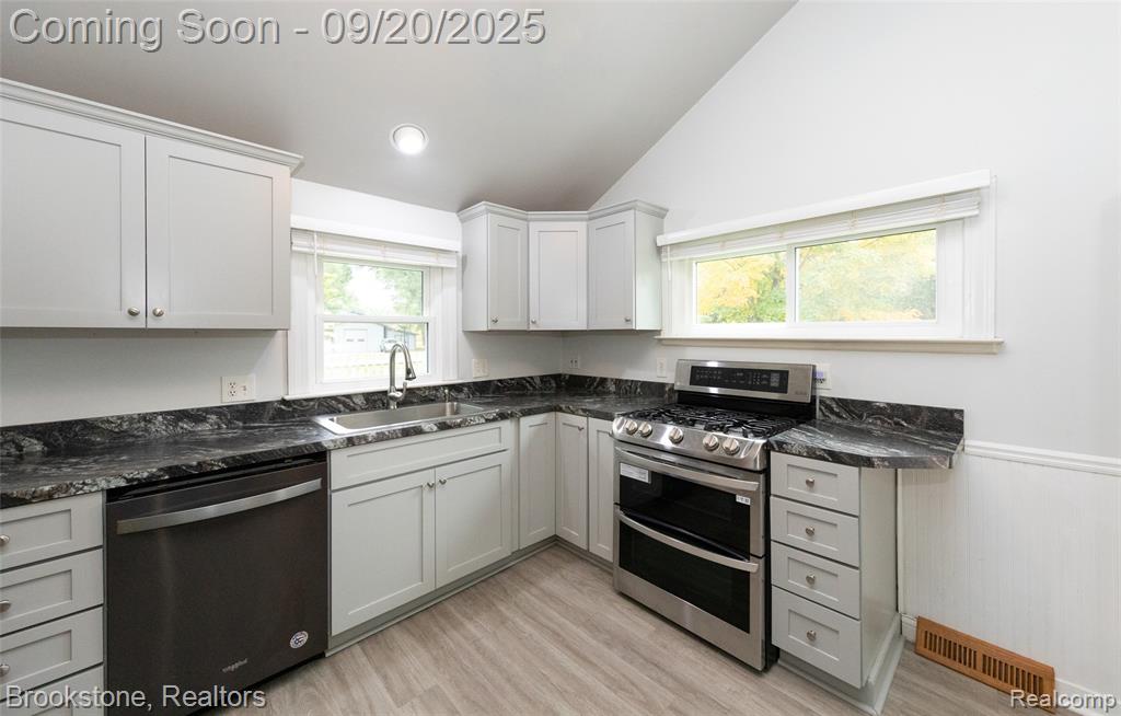 810 Beardon Road Lake Orion, MI 48362 - Photo 18 of 31