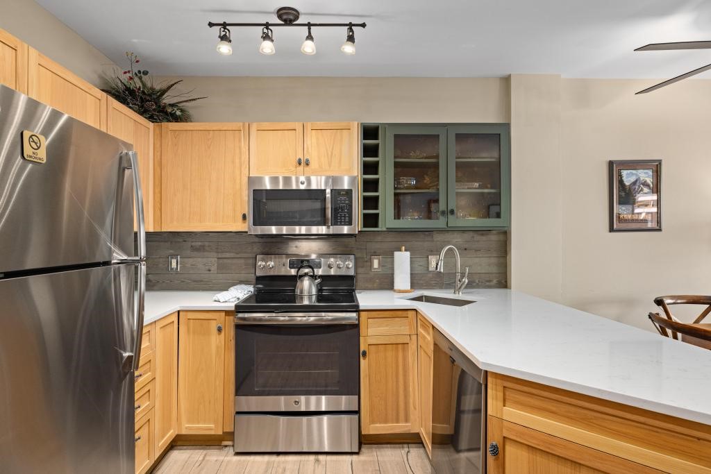 100 Dercum Square, Unit 8329 Keystone, CO 80435 - Photo 4 of 28 Kitchen featuring stainless steel appliances