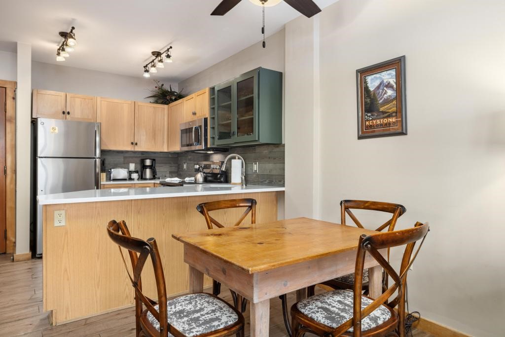 100 Dercum Square, Unit 8329 Keystone, CO 80435 - Photo 7 of 28 Dining area looking into the kitchen