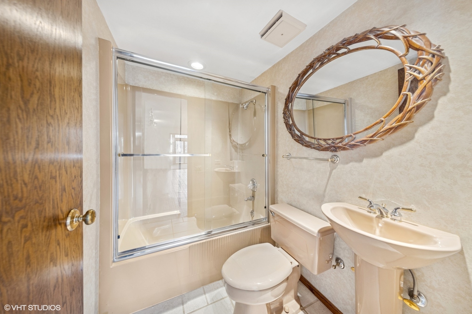 6418 Apache Drive Indian Head Park, IL 60525 - Photo 15 of 35 a bathroom with a sink toilet and shower