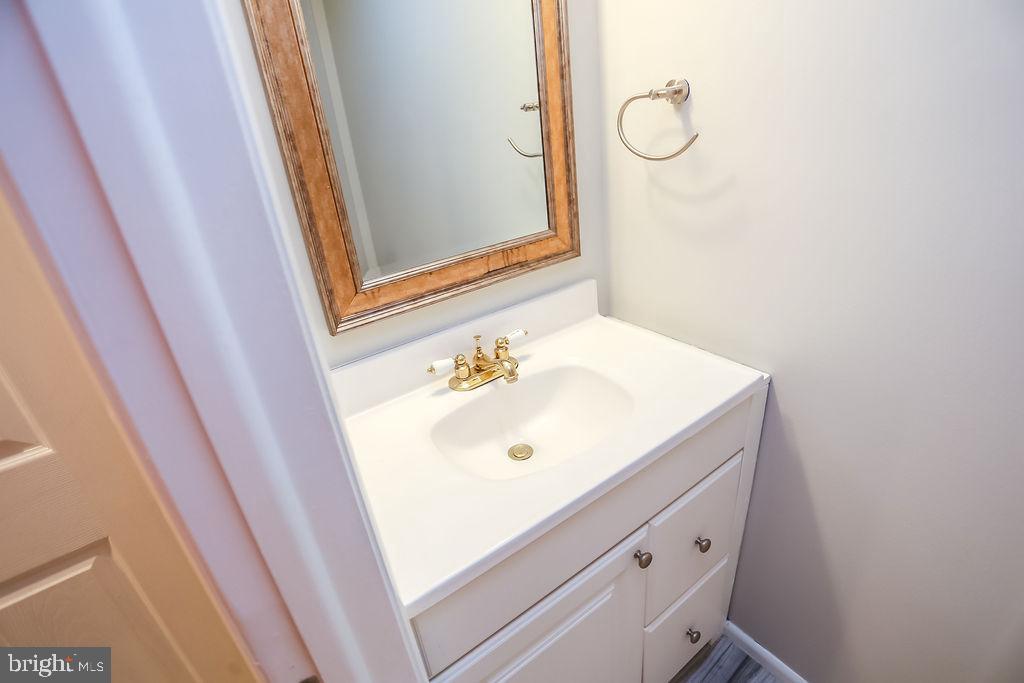 1646 Harvest Green Court Reston, VA 20194 - Photo 24 of 37 Upstairs bathroom