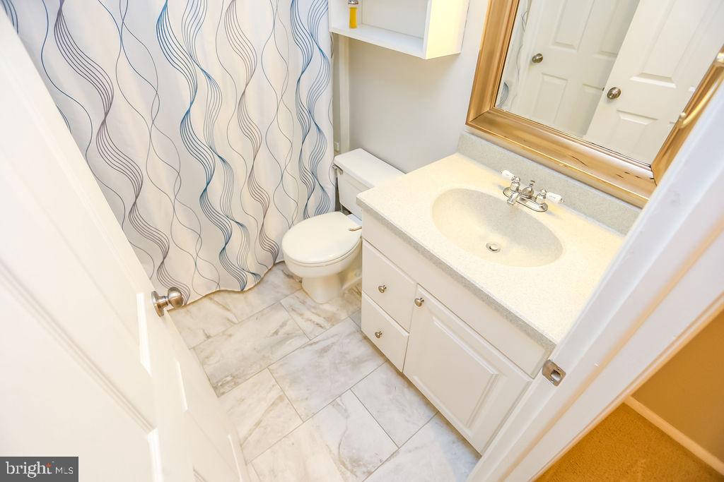 1646 Harvest Green Court Reston, VA 20194 - Photo 25 of 37 Upstairs bathroom with tub