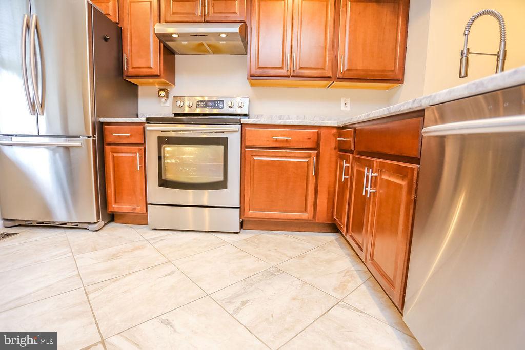 1646 Harvest Green Court Reston, VA 20194 - Photo 3 of 37 Fully updated Kitchen with SS appliances