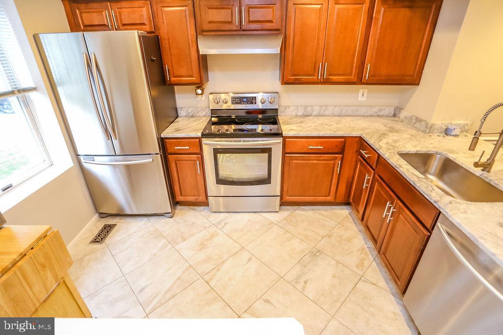 1646 Harvest Green Court Reston, VA 20194 - Photo 4 of 37 Spacious Kitchen with tons of light