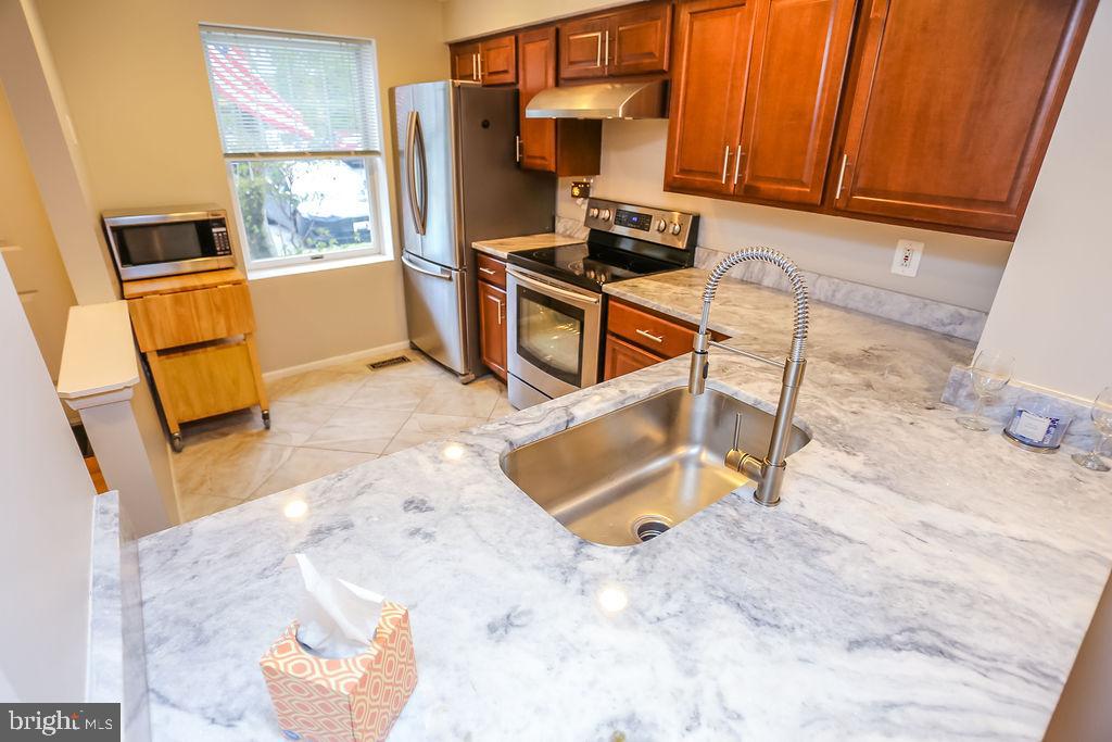 1646 Harvest Green Court Reston, VA 20194 - Photo 5 of 37 Kitchen is open to the dining area