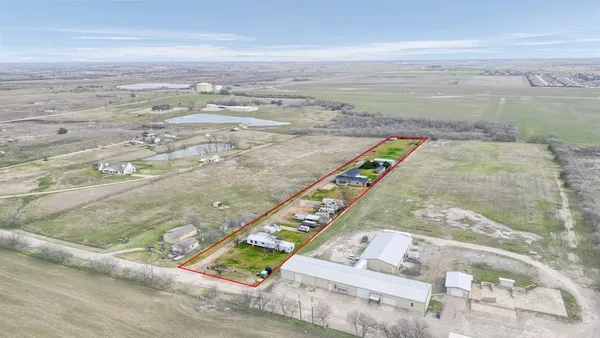 a view of a house with backyard