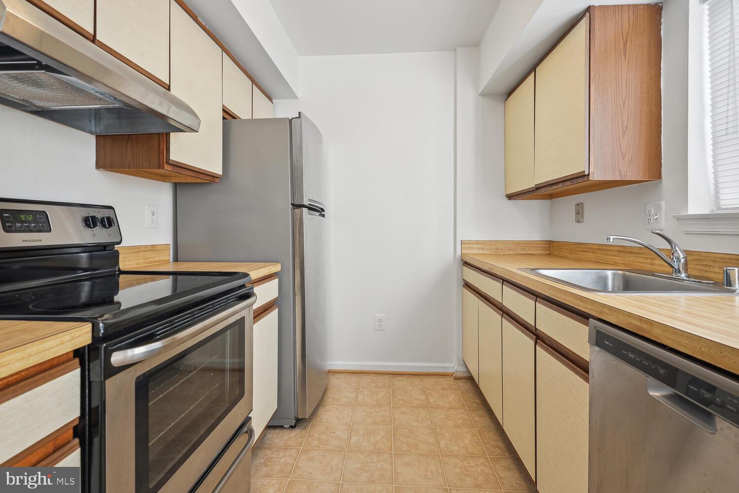 313 Lancaster Square Sterling, VA 20164 - Photo 5 of 16