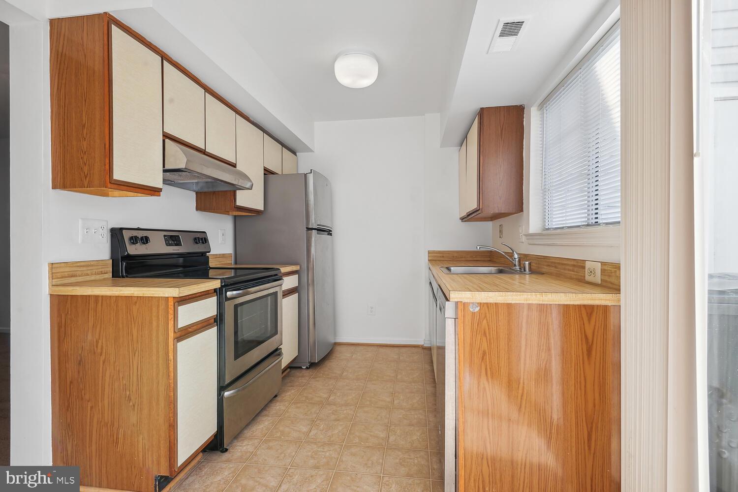 313 Lancaster Square Sterling, VA 20164 - Photo 6 of 16