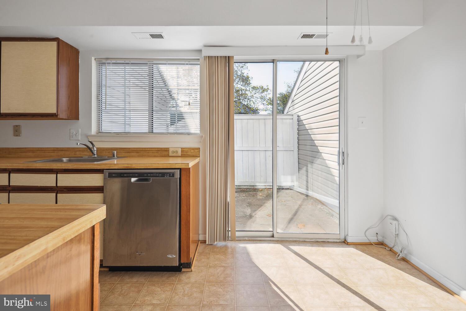 313 Lancaster Square Sterling, VA 20164 - Photo 7 of 16