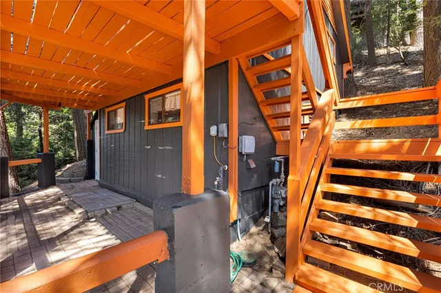 a view of entryway with a front door