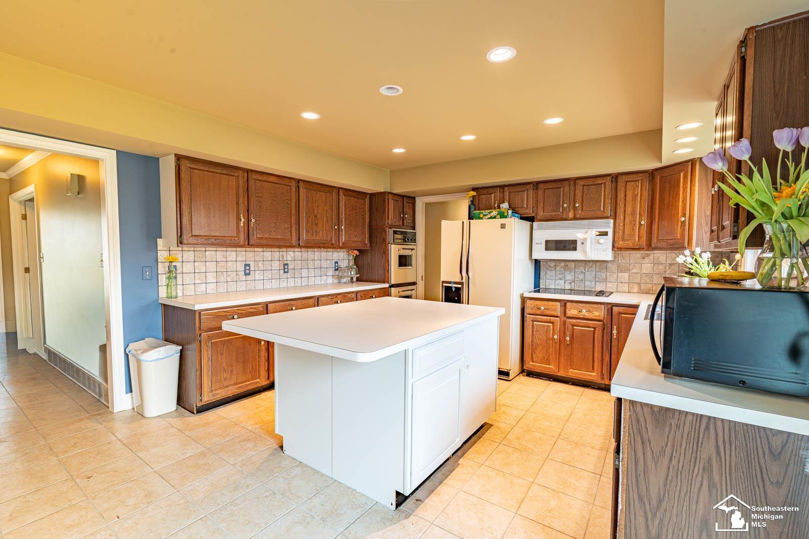 11763 Grafton Road Carleton, MI 48117 - Photo 8 of 38