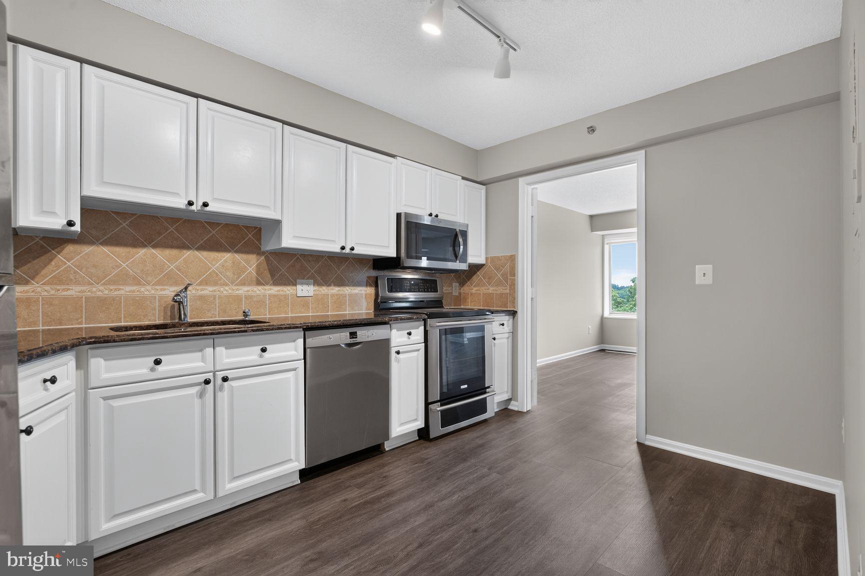 19385 Cypress Ridge Terrace, Unit 903 Leesburg, VA 20176 - Photo 6 of 37 Upgraded gourmet kitchen with table space