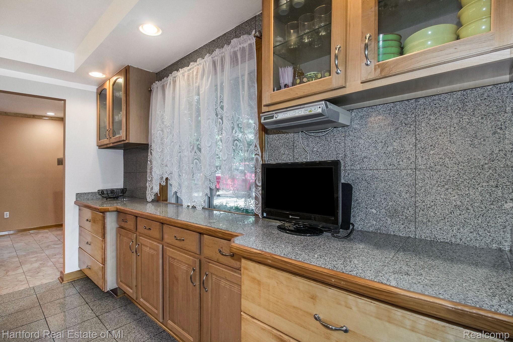 16480 Rougeway Street Livonia, MI 48154 - Photo 17 of 37 IMG_3465.jpg