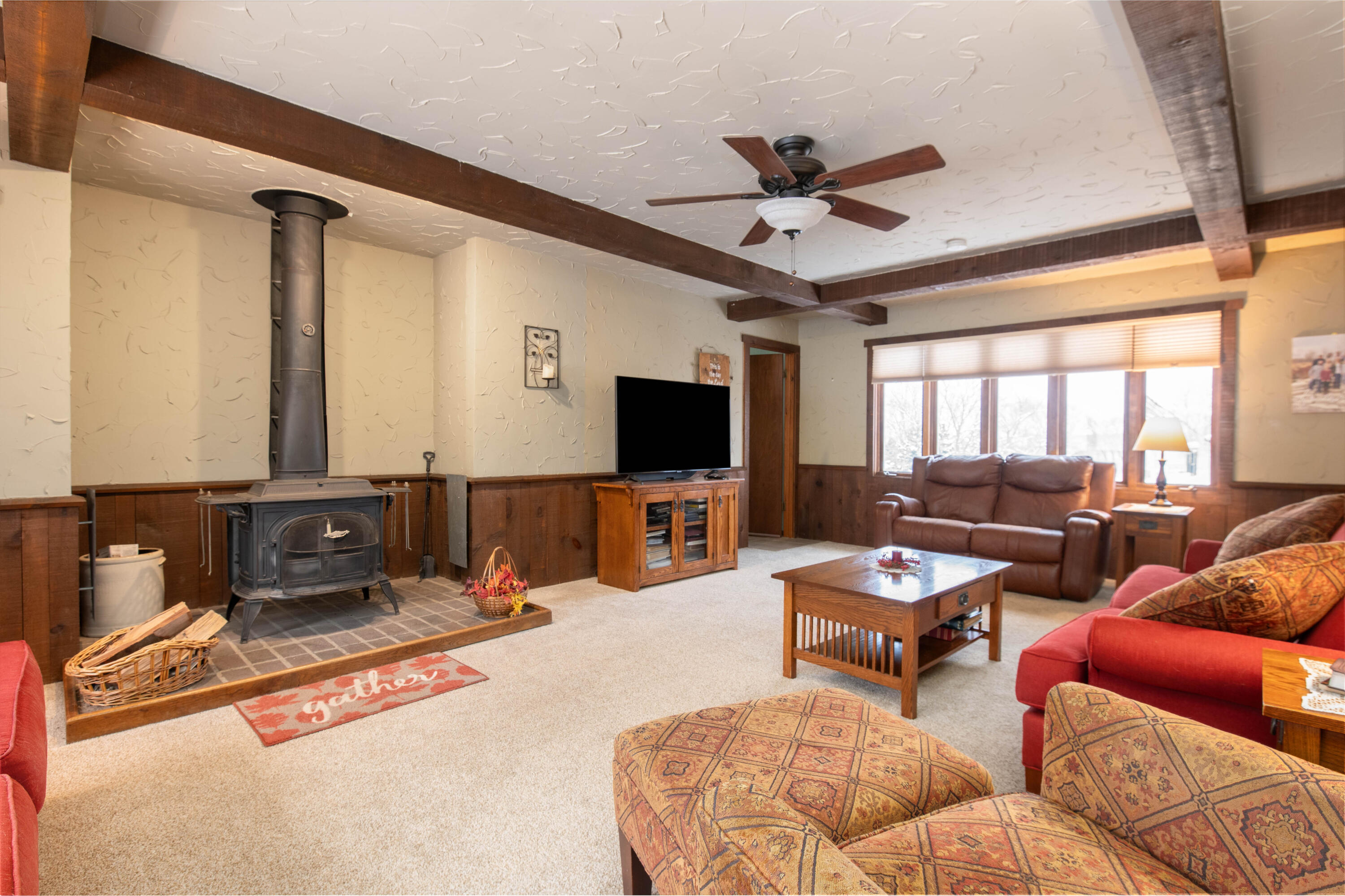W304N2426 Maple Avenue Delafield, WI 53072 - Photo 8 of 36 Living Room
