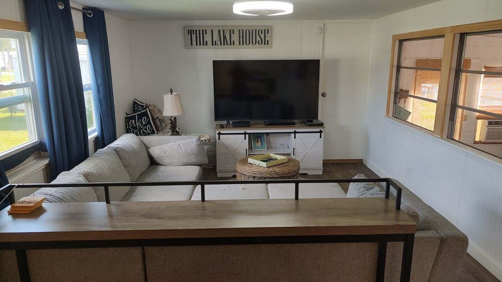 2044 Southeast 34th Lane Okeechobee, FL 34974 - Photo 9 of 11 a living room with furniture and a flat screen tv