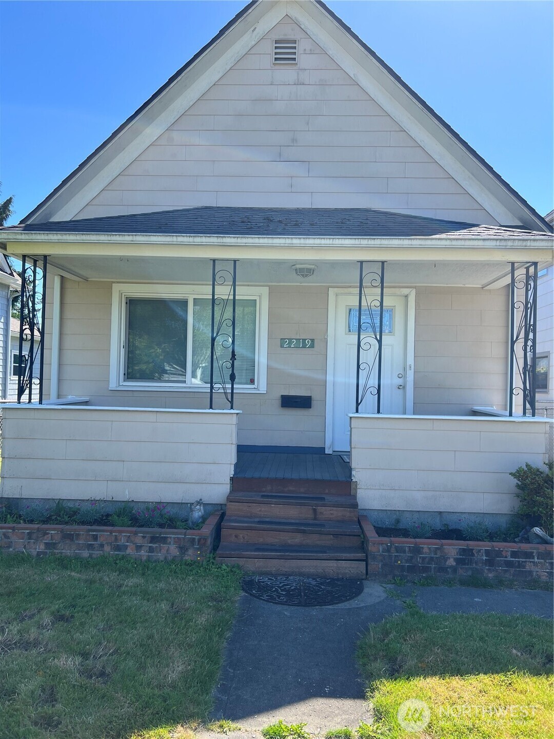 2219 Rockefeller Avenue Everett, WA 98201 - Photo 1 of 25