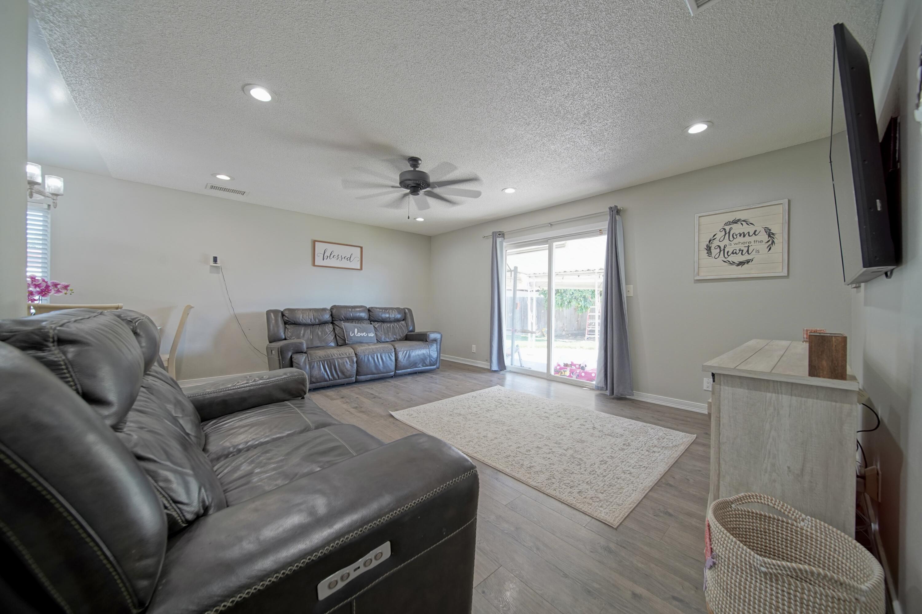 113 Bryant Court Exeter, CA 93221 - Photo 24 of 41 Living room