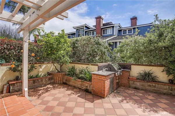 $8,600 | 16 Monterey Court, Manhattan Beach, CA 90266