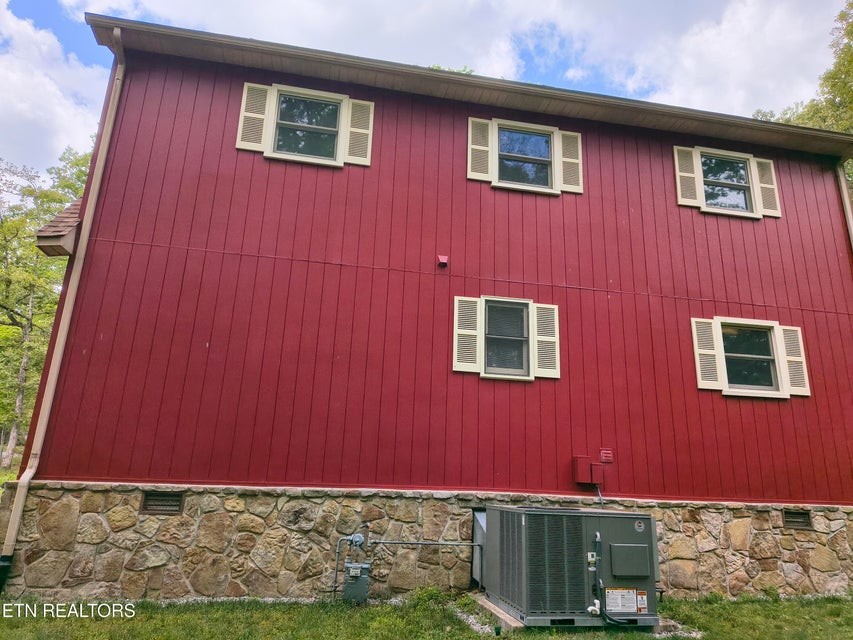 5321 Pawnee Road Crossville, TN 38572 - Photo 2 of 11 a view of a building with a yard