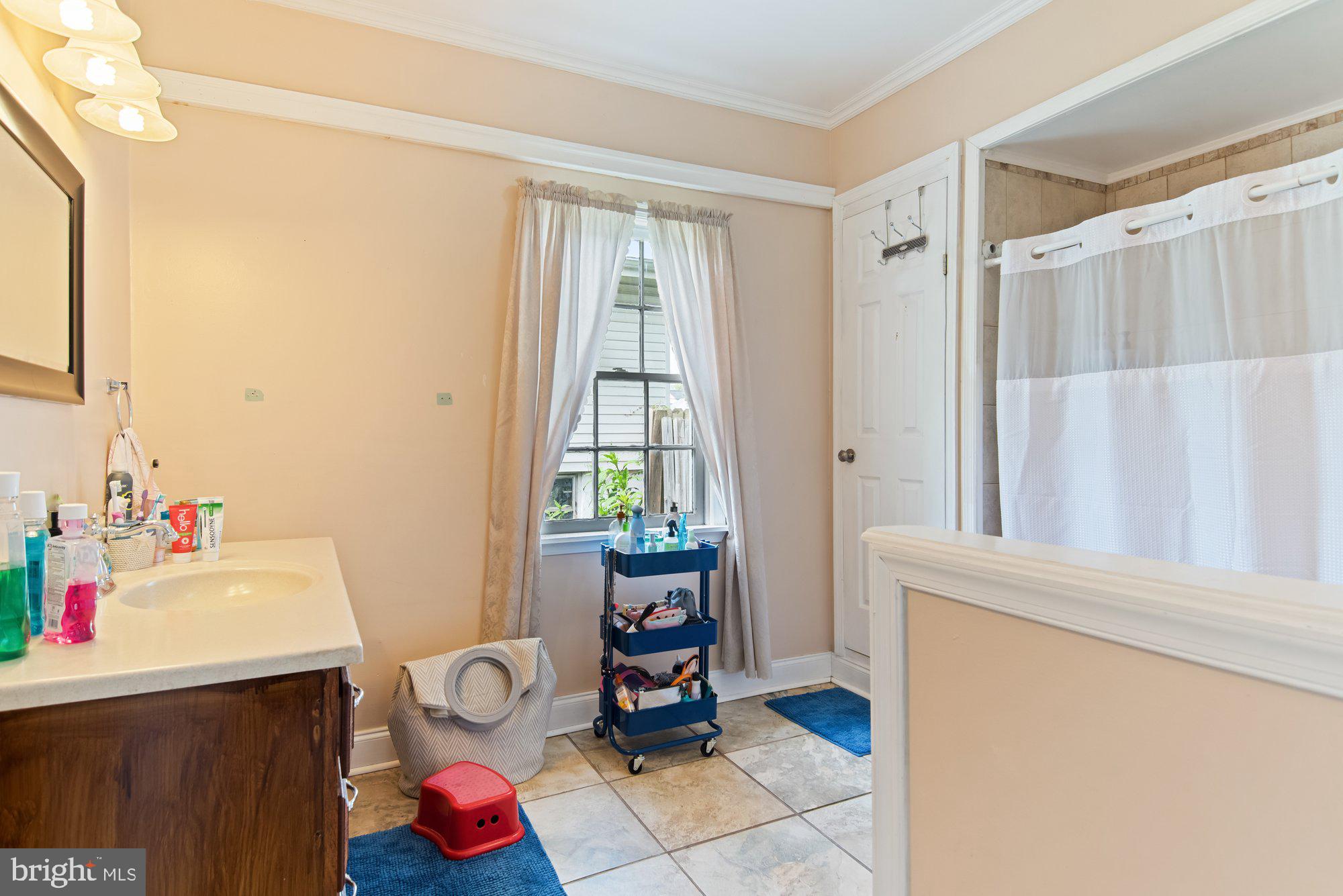 216 Dale Road Pasadena, MD 21122 - Photo 19 of 28 Main level full bathroom
