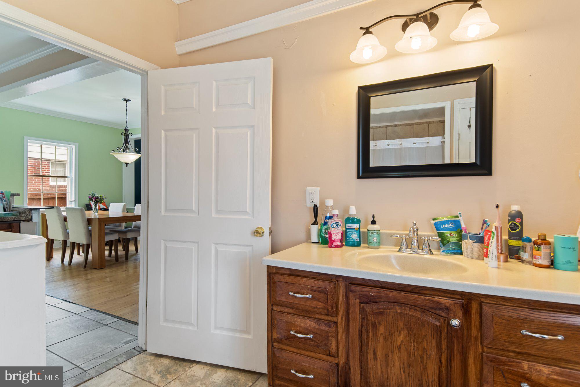 216 Dale Road Pasadena, MD 21122 - Photo 20 of 28 Main level full bathroom