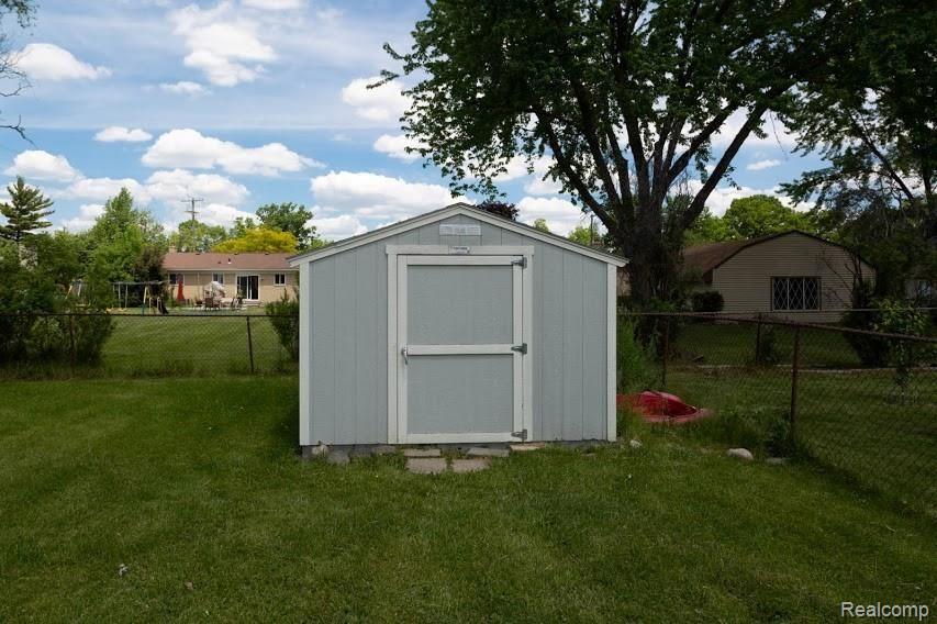 2079 Oakcrest Road Sterling Heights, MI 48310 - Photo 25 of 27 BACKYARD4.jpg