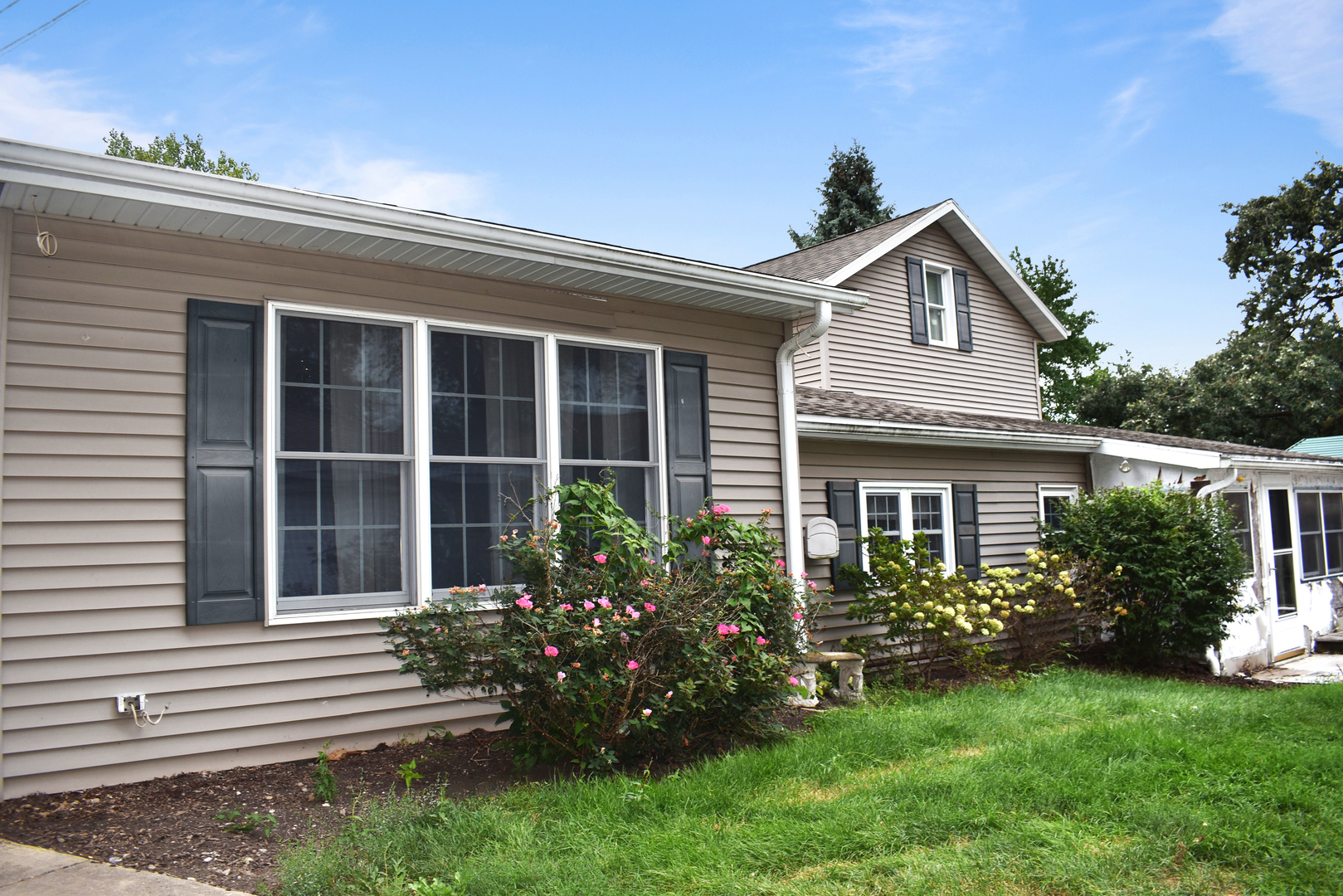 532 1st Street Marseilles, IL 61341 - Photo 3 of 24 a front view of a house with a garden