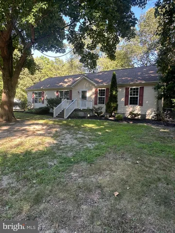 a view of a yard in front of the house