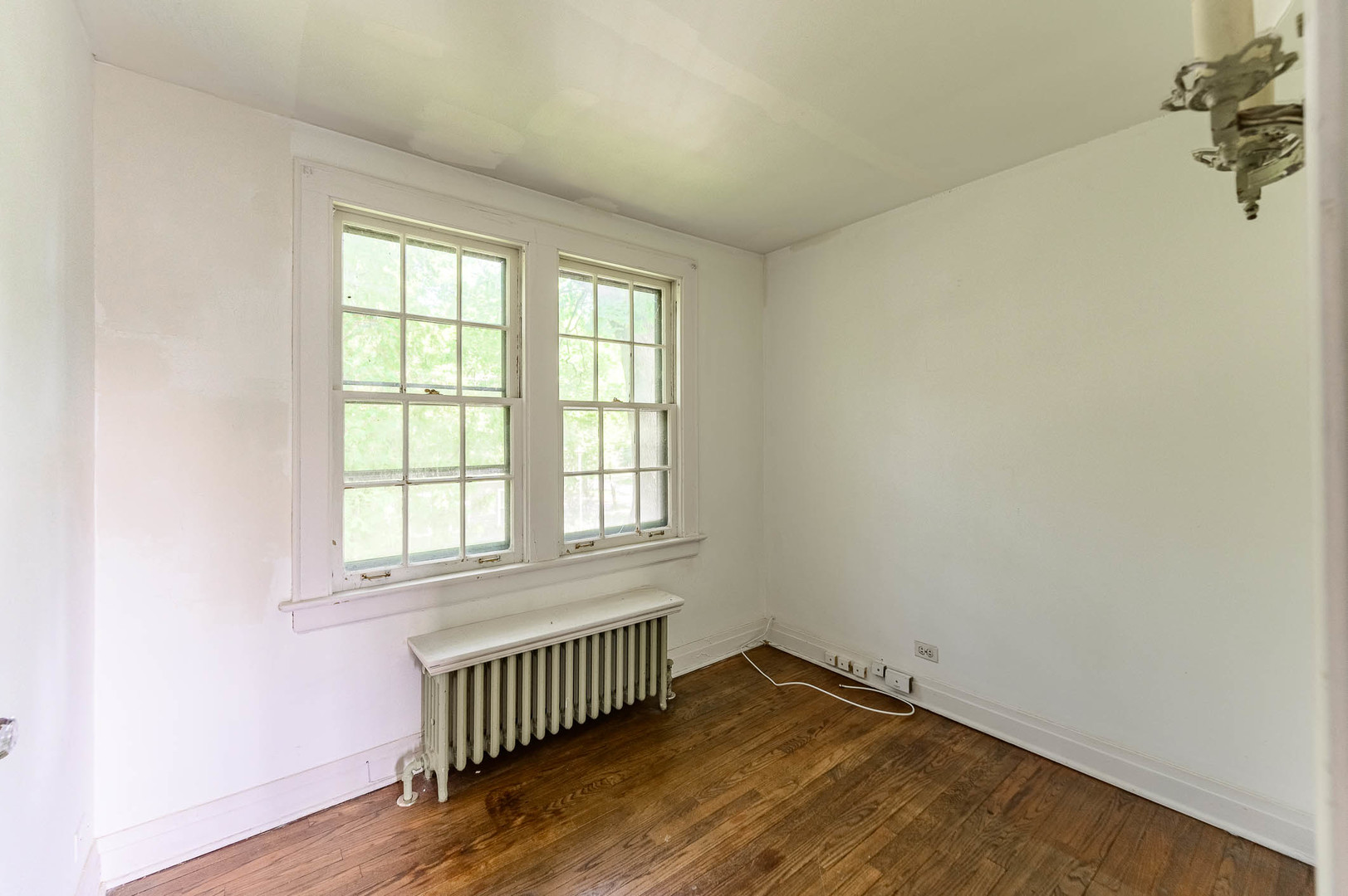 104 Washington Road Lake Forest, IL 60045 - Photo 11 of 17 an empty room with a window
