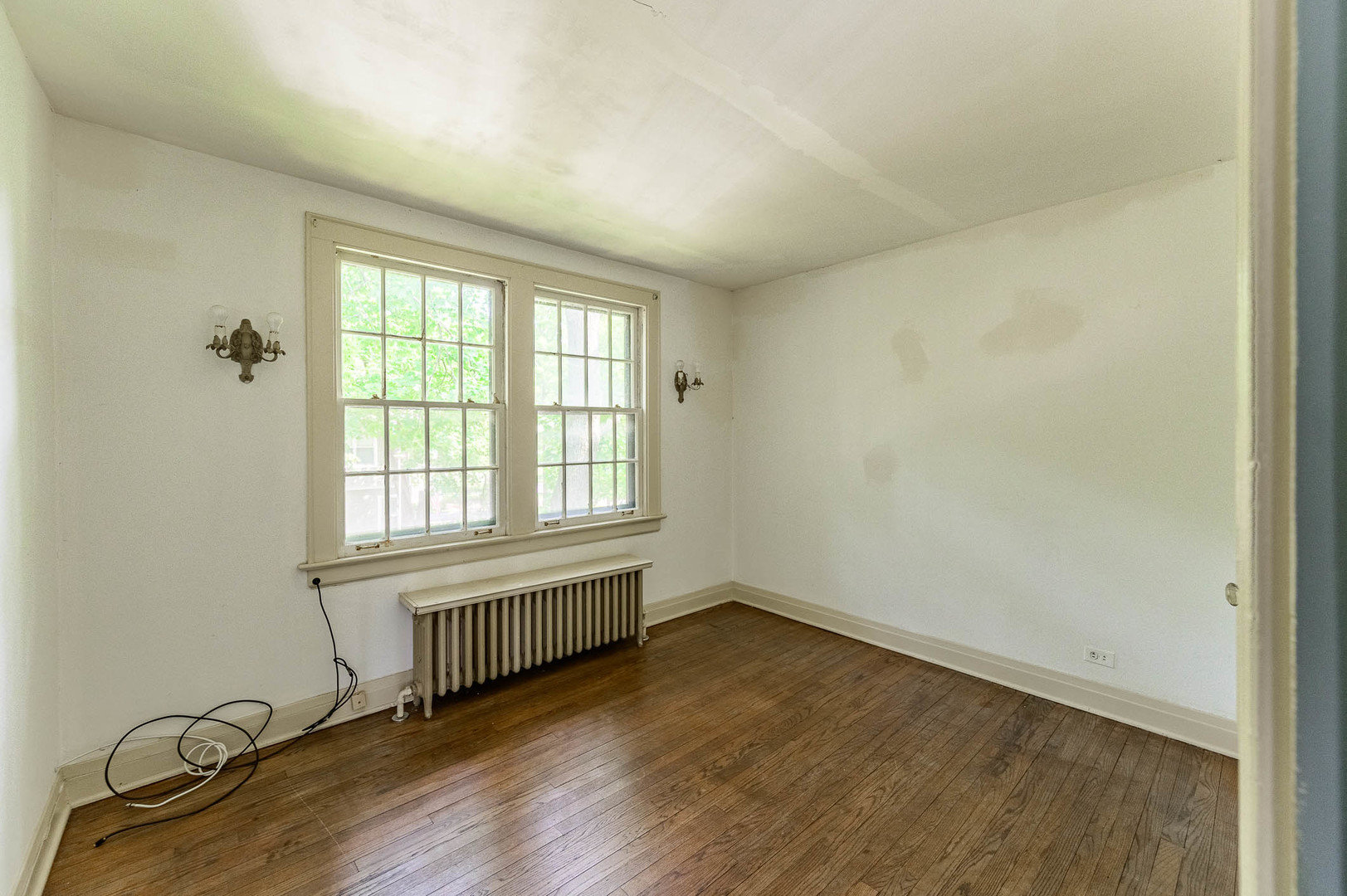 104 Washington Road Lake Forest, IL 60045 - Photo 12 of 17 an empty room with wooden floor and windows