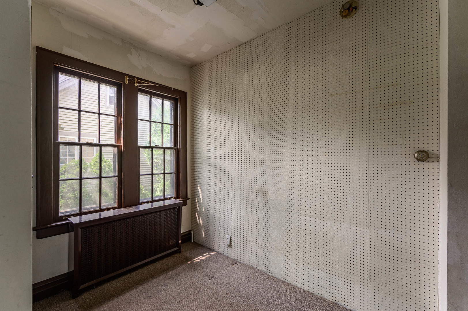 104 Washington Road Lake Forest, IL 60045 - Photo 13 of 17 a bathroom with a window