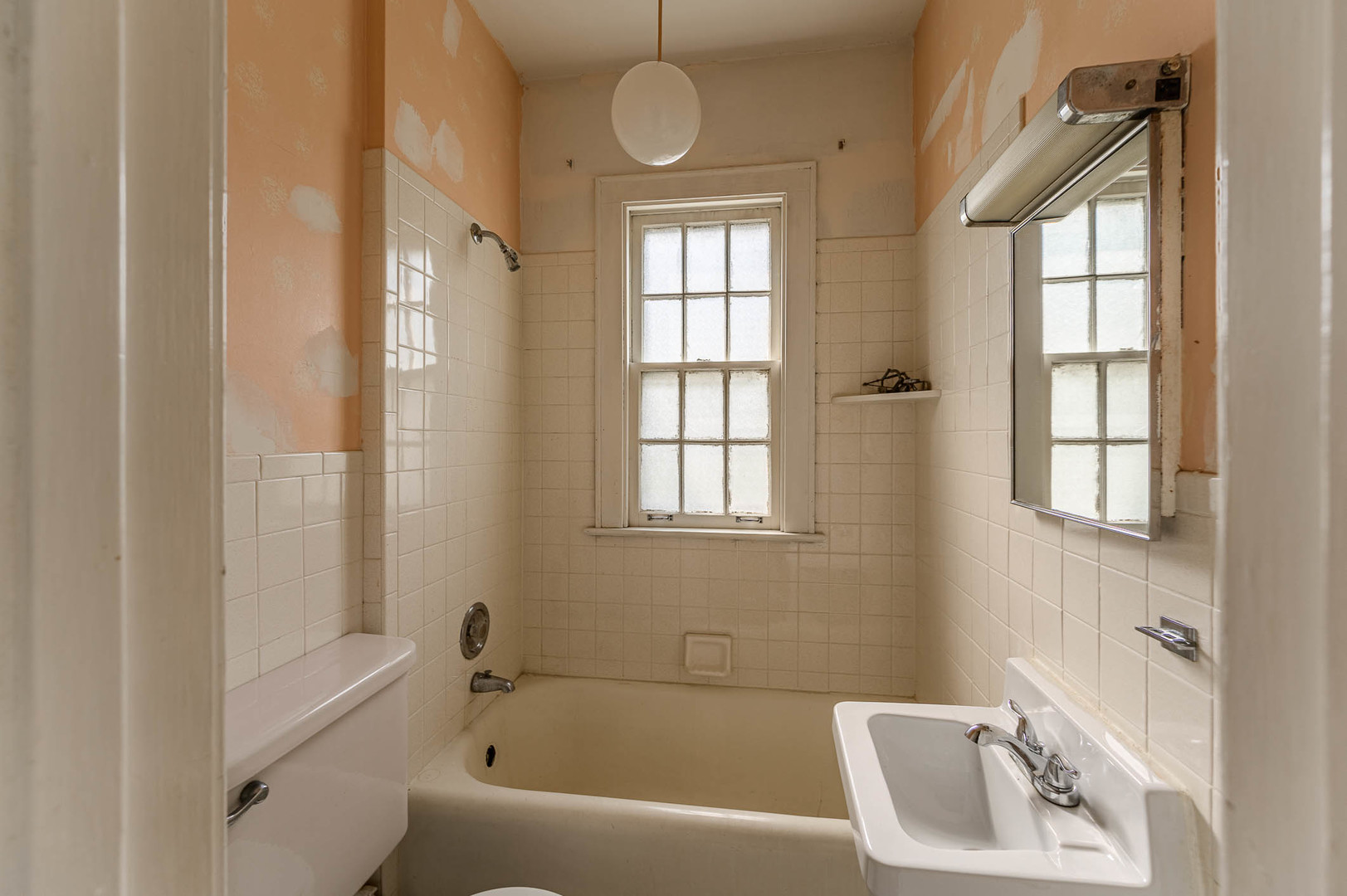 104 Washington Road Lake Forest, IL 60045 - Photo 14 of 17 a bathroom with a bathtub a sink and a window