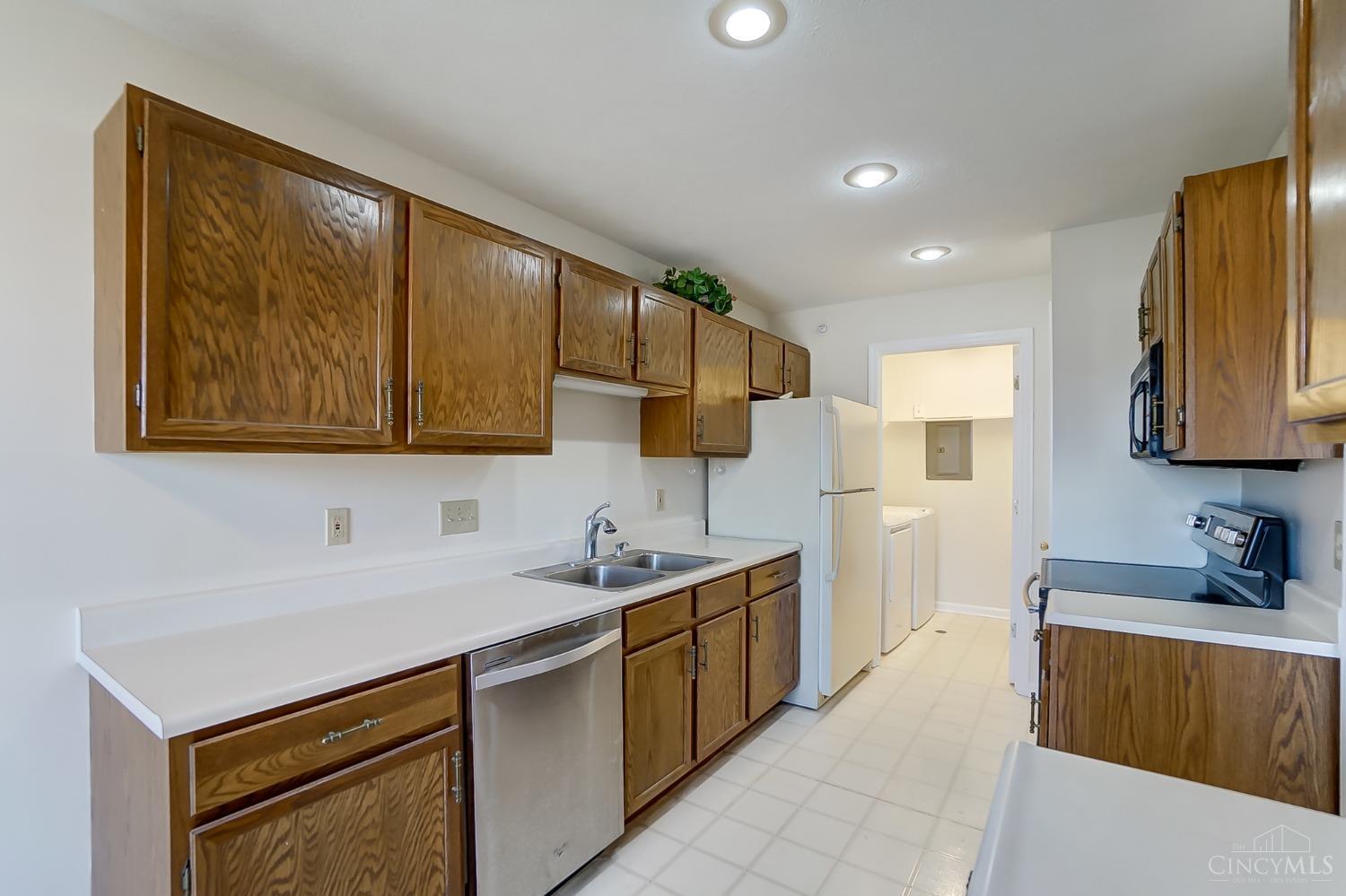 4331 Regency Ridge Court, Unit 204 Cincinnati, OH 45248 - Photo 13 of 30 Gallery Image 13