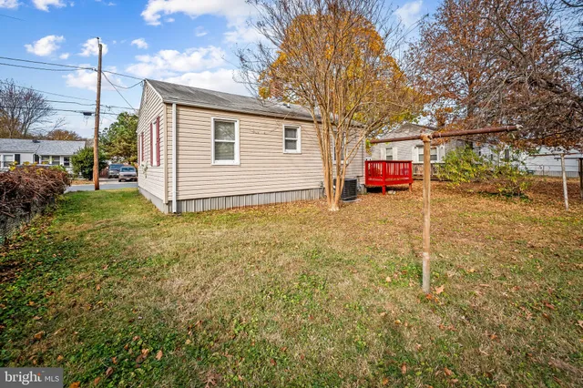 a view of a house with backyard and tree