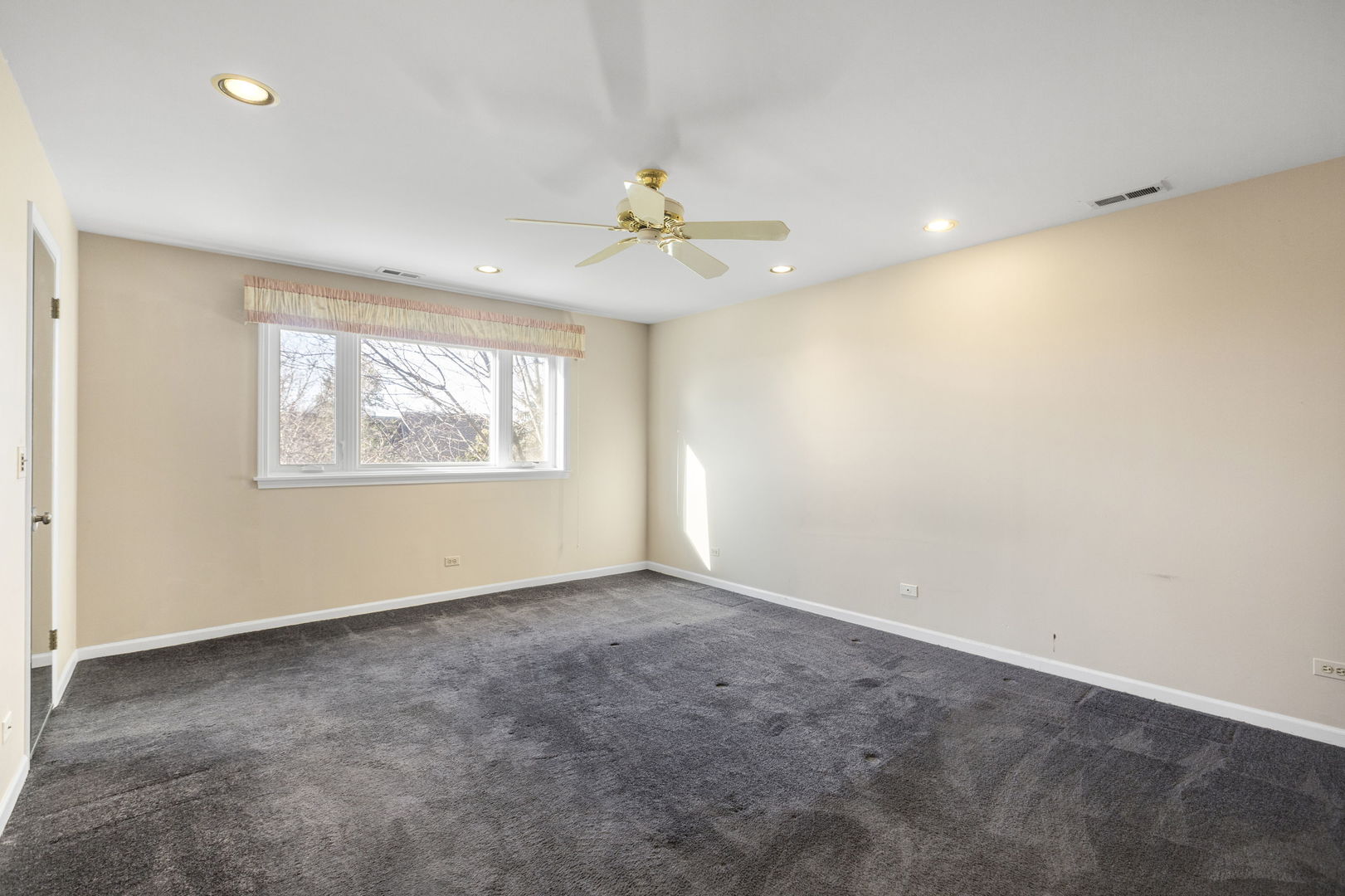 400 East Dundee Road, Unit 403C Buffalo Grove, IL 60089 - Photo 11 of 20 an empty room with windows and ceiling fan