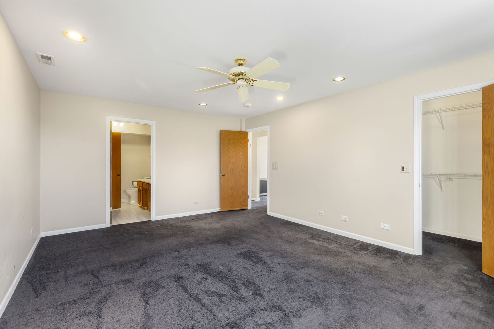 400 East Dundee Road, Unit 403C Buffalo Grove, IL 60089 - Photo 12 of 20 a view of an empty room with a ceiling fan