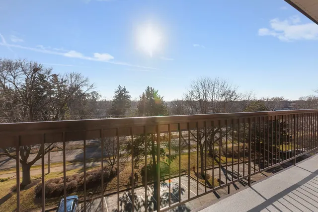 $285,000 | 400 East Dundee Road, Unit 403C, Buffalo Grove, IL 60089