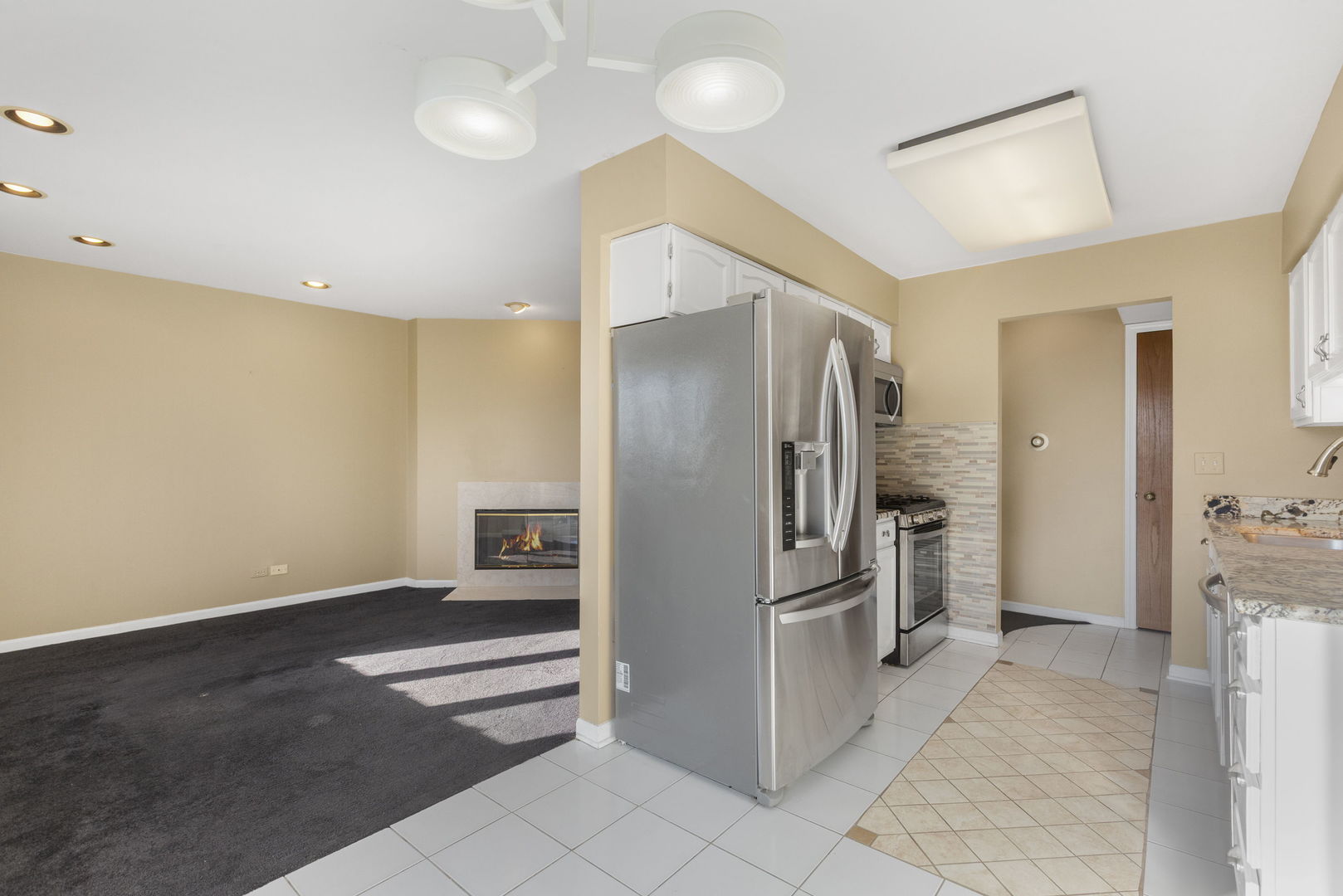 400 East Dundee Road, Unit 403C Buffalo Grove, IL 60089 - Photo 9 of 20 a kitchen with stainless steel appliances a refrigerator and microwave