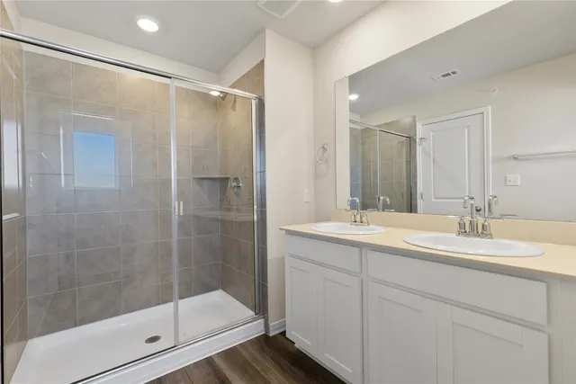 a view of an empty room with a ceiling fan