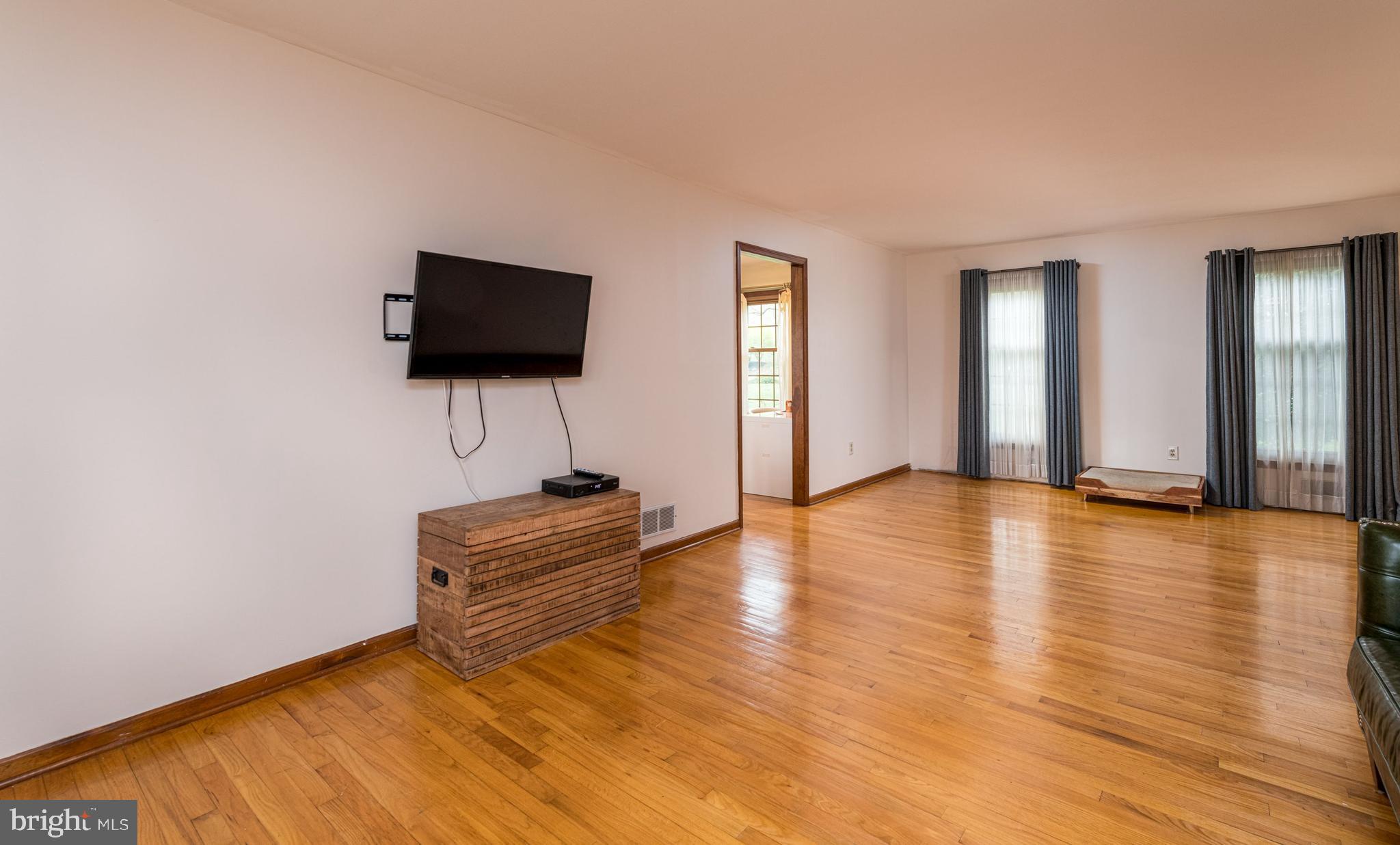 64 Lochatong Road Ewing, NJ 08628 - Photo 25 of 40 Livingroom