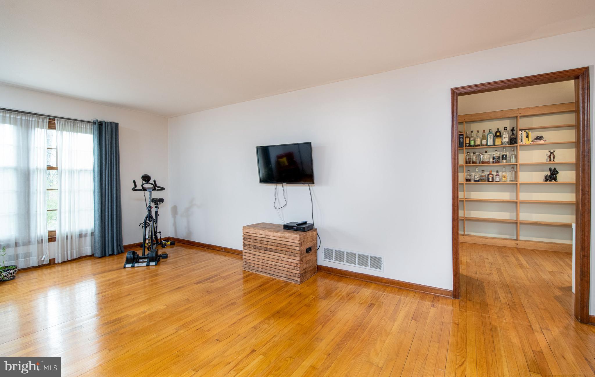64 Lochatong Road Ewing, NJ 08628 - Photo 26 of 40 Living room